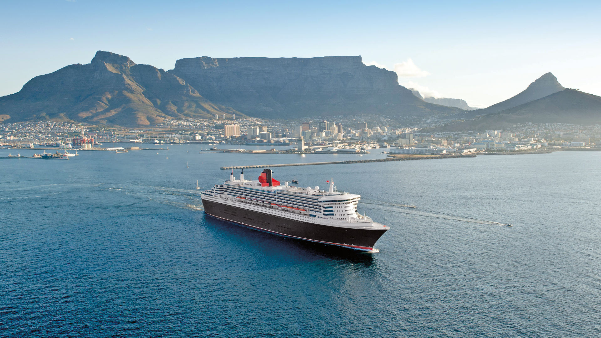 Queen Mary 2 in Cape Town