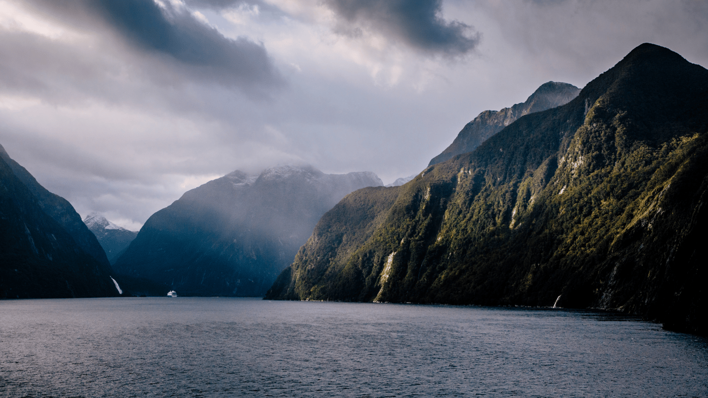 Fiordland National Park (Scenic Cruising) 