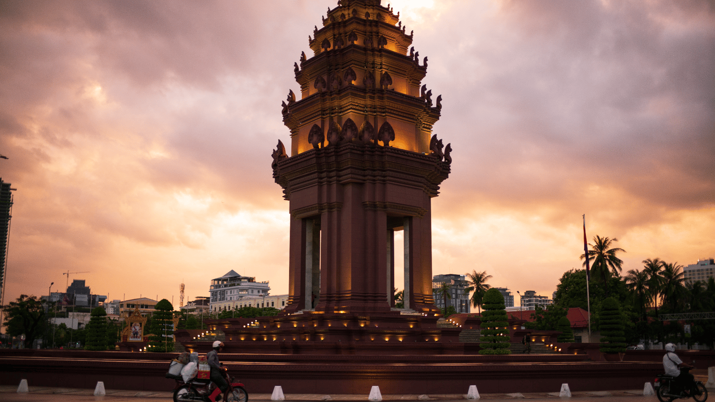 Explore Phnom Penh by night