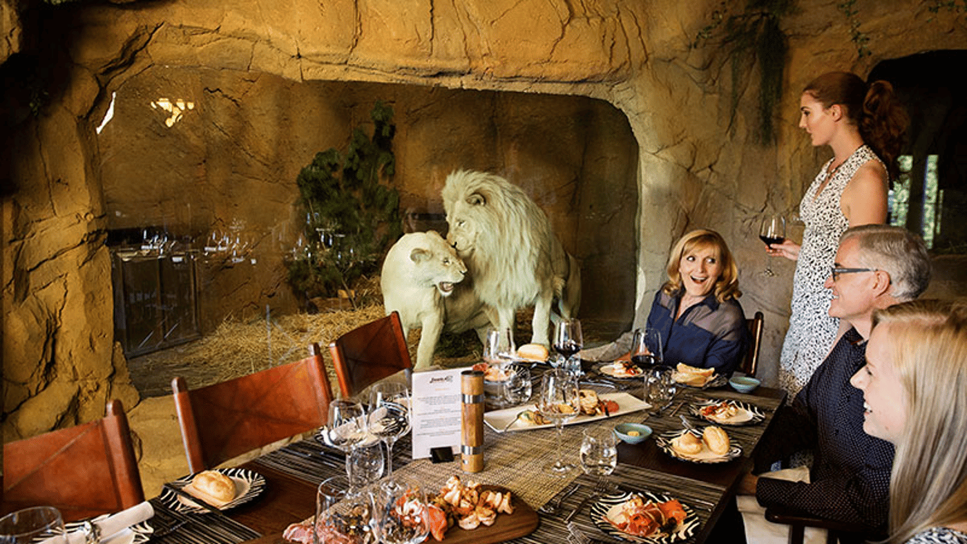 Meet your fellow dinner guests at Jamala Wildlife Lodge