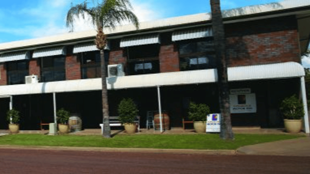 Stay at the Longreach Motor Inn whilst on tour