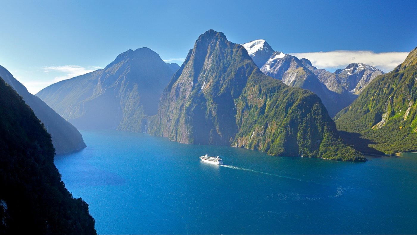  Fiordland National Park (Scenic Cruising)