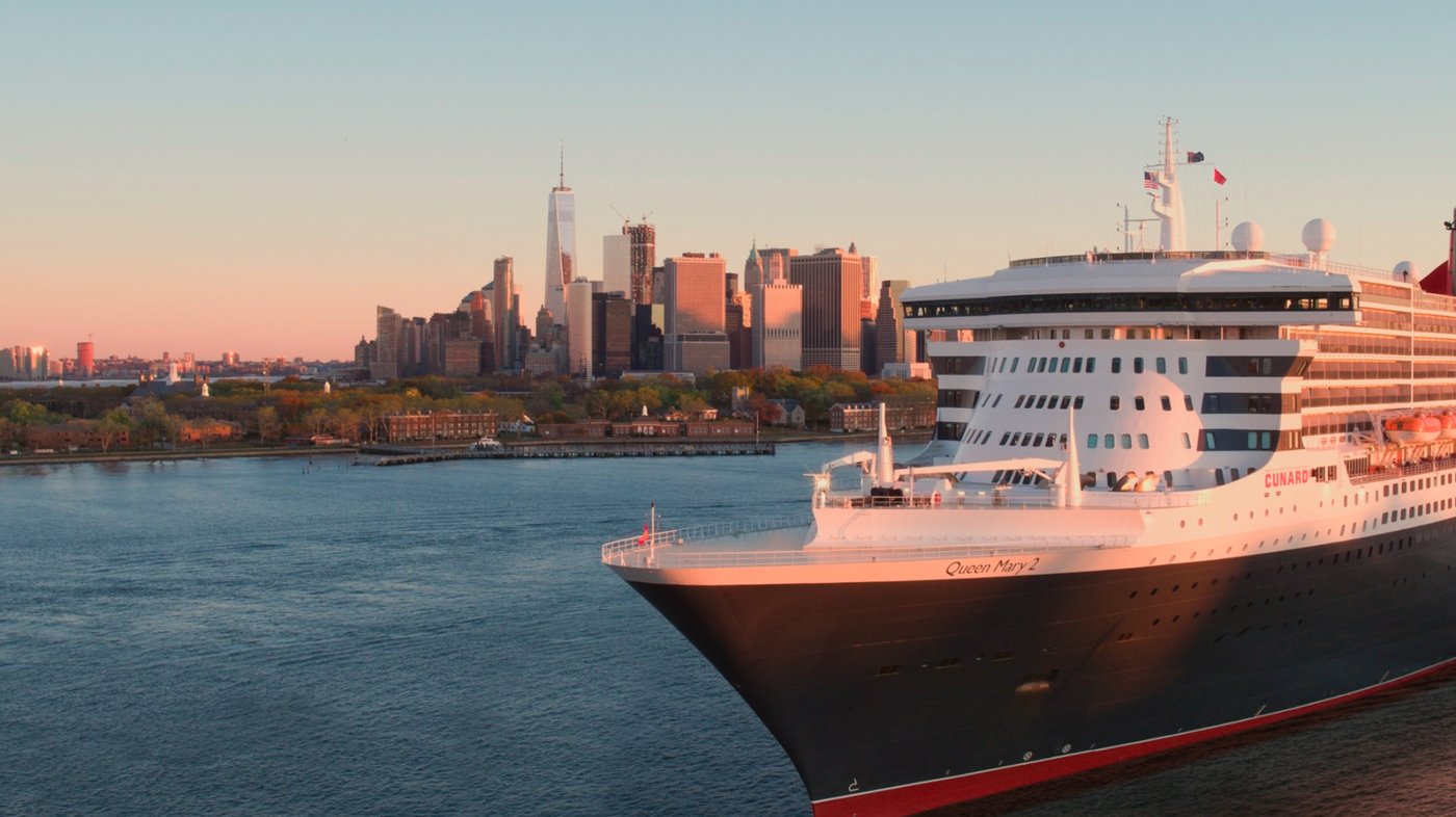 Queen Mary 2 departing New York