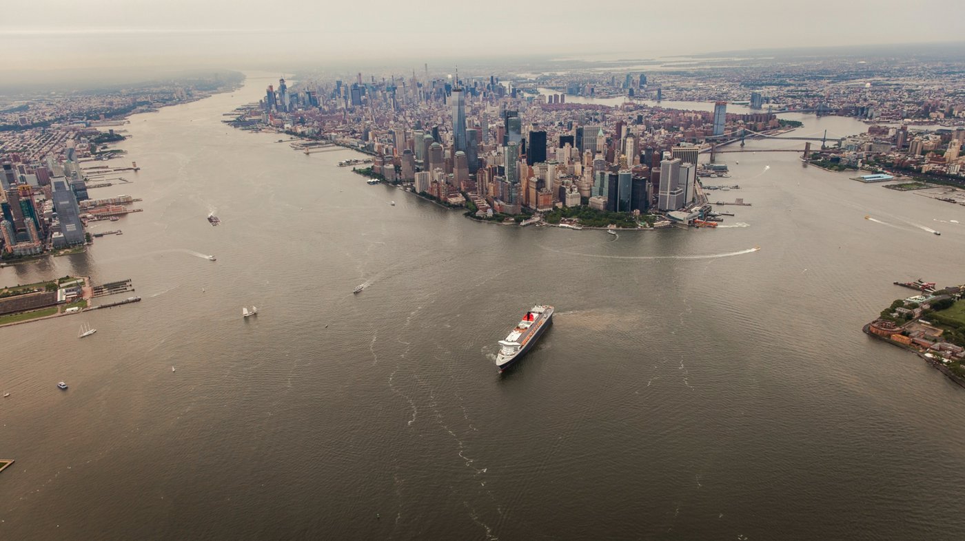 Queen Mary 2 departing New York