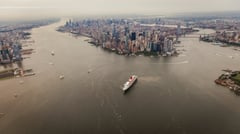 Queen Mary 2 departing New York